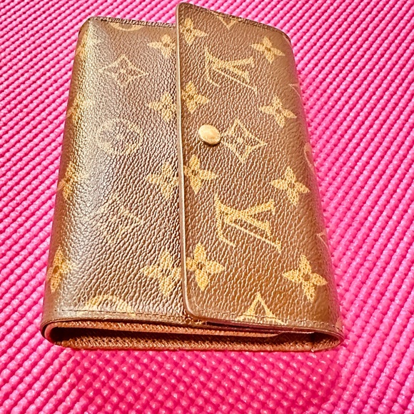 Louis Vuitton passport Monogram Bifold Wallet clean in good condition - Picture 4 of 15